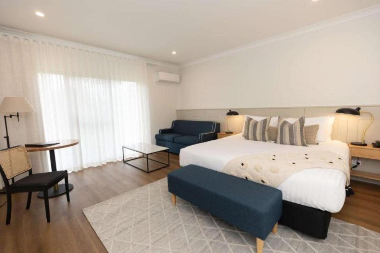 Отель Clare Country Club Экстерьер фото