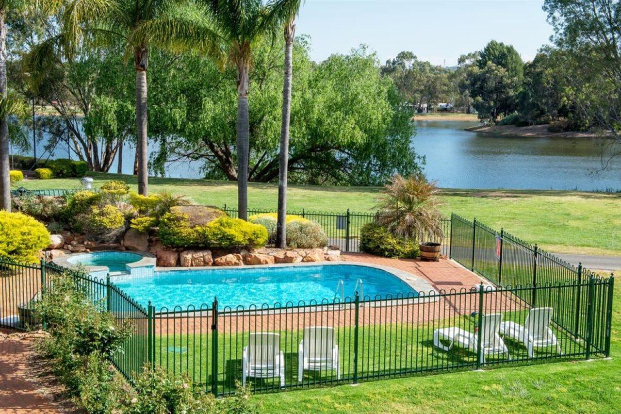 Отель Clare Country Club Экстерьер фото