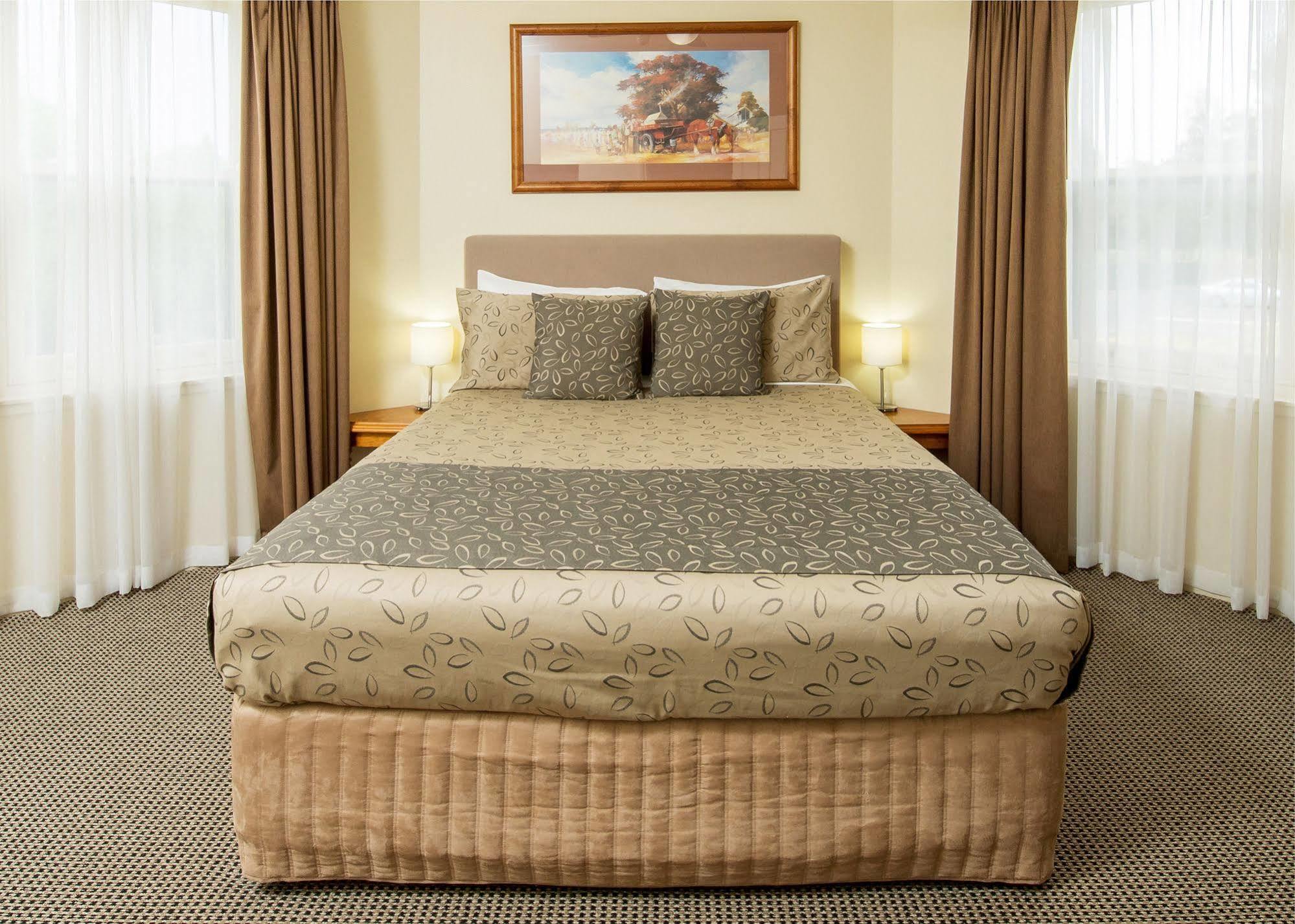Отель Clare Country Club Экстерьер фото